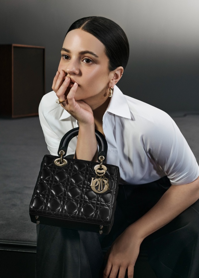 "روزاليا" سفيرة عالمية جديدة لدار "ديور"