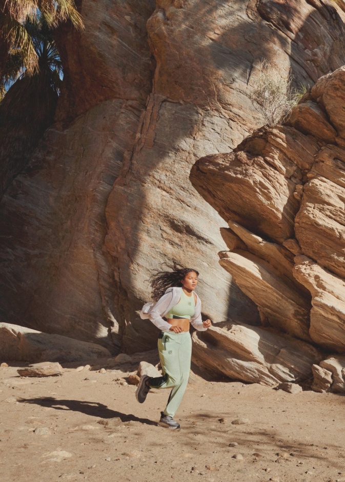 LOEWE وOn يوسعان تعاونهما ليشمل الأزياء الجاهزة... ملابس رياضية وخارجية أنيقة وأحذية للرجال والنساء