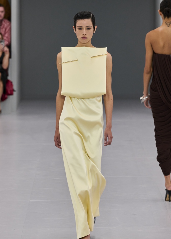 “أصفر الزبدة”لون جديد ظهر في صيف 2024 عليك باعتماده في اطلالاتك