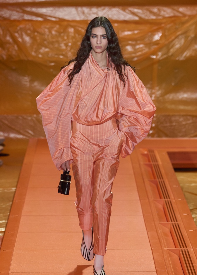 بلوزن بأكمام منفوخة وكبيرة من Louis Vuitton 