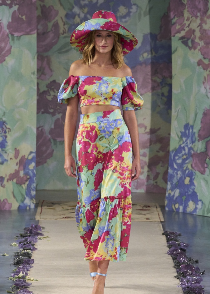 أفكار غير تقليدية لتتألقي بموضة الكروب توب