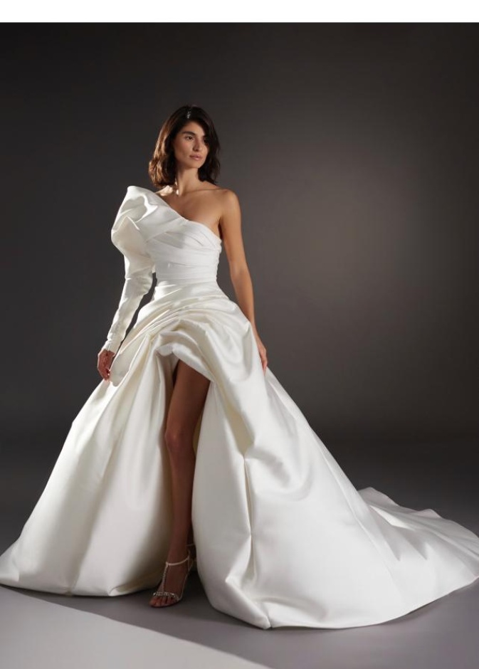 فيونكا على الأكتاف من دار Pronovias