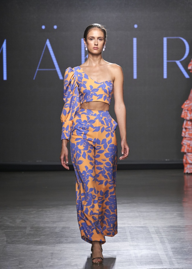 موضة البناطيل المطبعة بالورود أناقة ملفتة في ساعات النهار