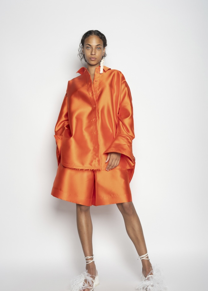 إتجاهات جديدة لموضة البرمودا الفضفاضة