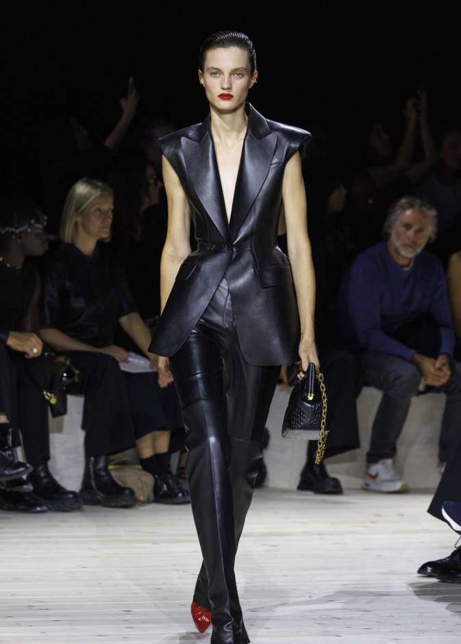 هل ستكون الأطقم الجلدية خيارك الأول هذا الصيف؟ 