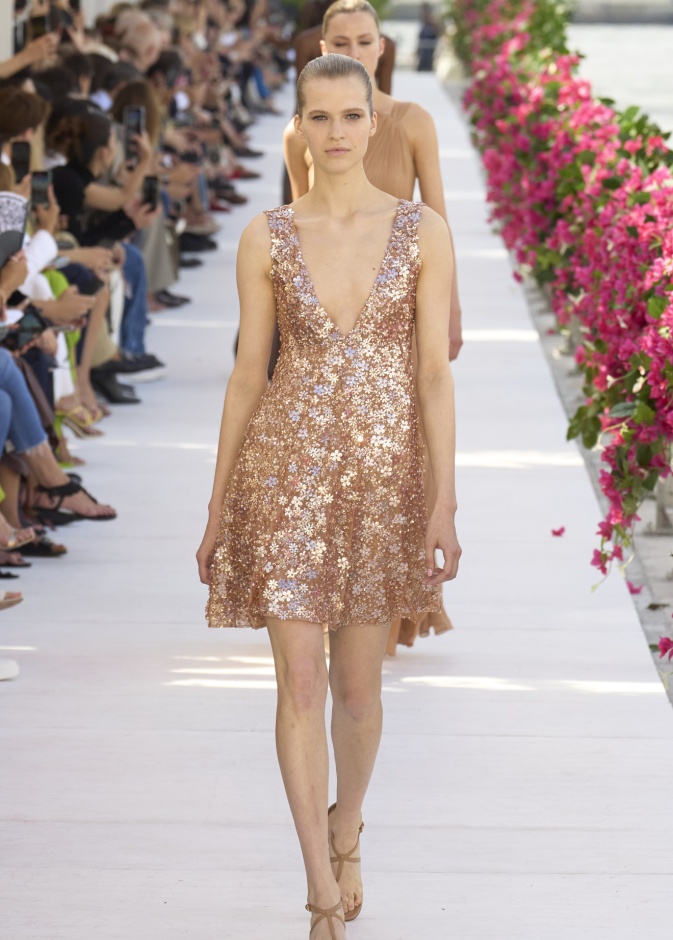 فساتين السهرة القصيرة مع أقمشة الترتر عنوان للأناقة