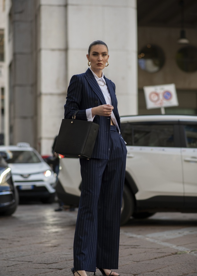 اللّون الكحلي من أبرز صيحات الموضة لصيف 2024.. تصاميم أنيقة بتنسيقات لافتة ومتنوعة