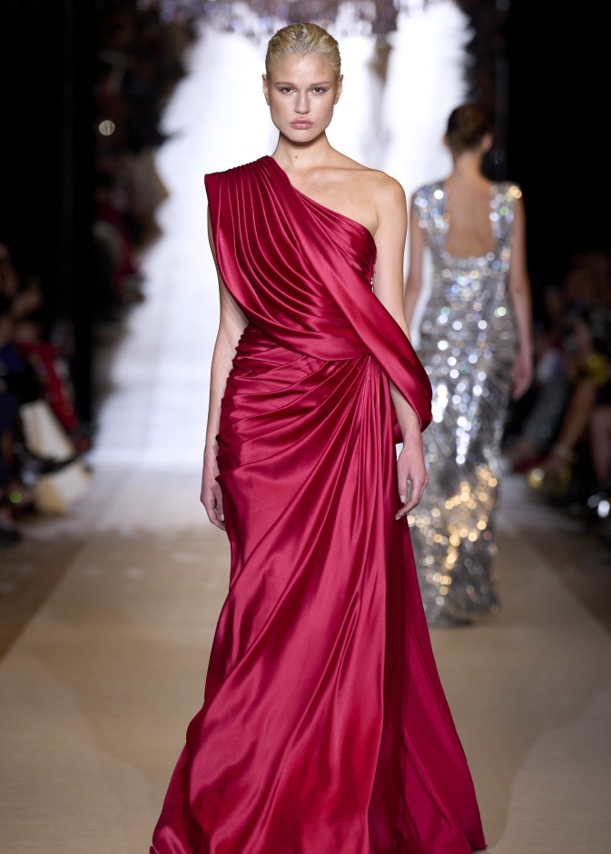 ألوان فساتين حيوية وجريئة لسهرات صيف 2024