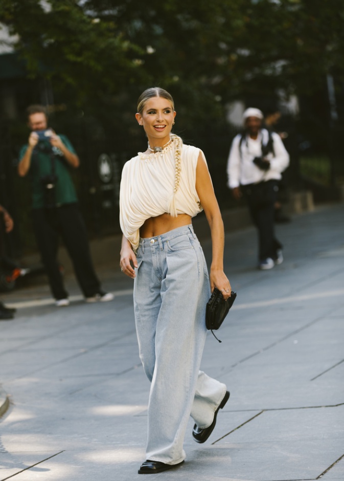 السروال الدنيم الأنسب للسيدة القصيرة أو المتوسطة القامة