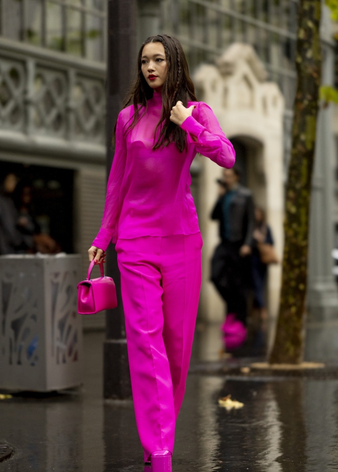 إطلالة بأسلوب المونوكروم من Street style