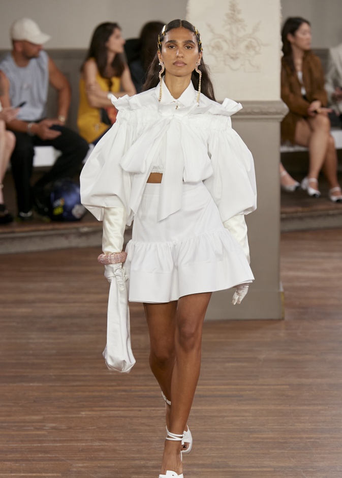 موضة القميص الاوفر سايز أبعد ما يكون عن الستايلات الكلاسيكية