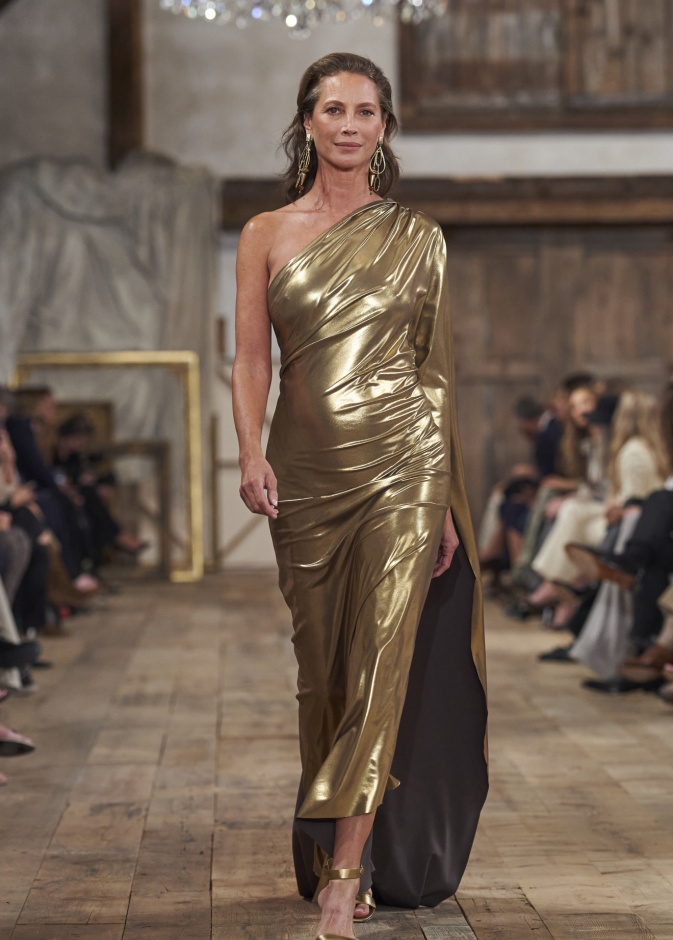 ملكات الأغريق يهديننا الموضة الأكثر أنوثة في صيف 2024