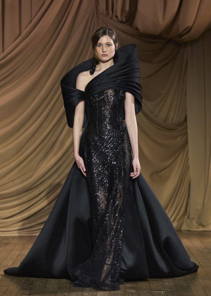 موضة الفساتين الفاخرة مع الياقة الجامدة تصل الى خزانتك في الصيف