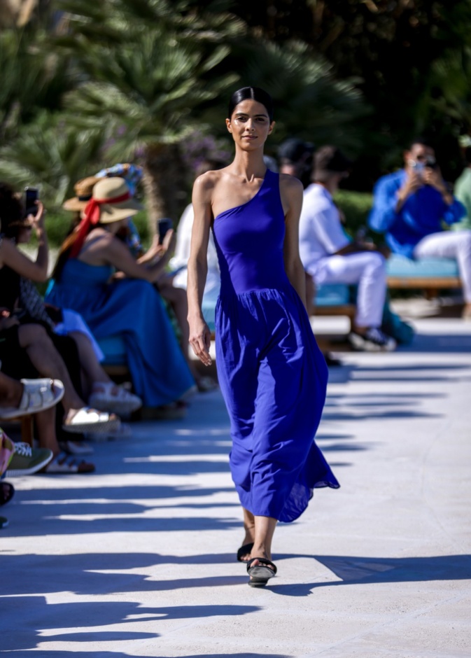 مجموعة متميّزة لعلامة EAU... أجمل تصاميم فساتين البحر وبدل السباحة