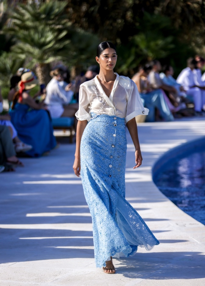 سارة التويم تأخذ الحضور في أسبوع الموضة في البحر الأحمر برحلة إلى أعماق البحار