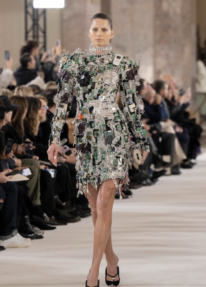 أسبوع الأزياء الراقية في باريس ما بين التطرف والكمال.. حرفة الأزياء الراقية في أوج إمكانياتها