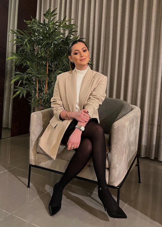 إطلالة كلاسيكية مميزة لدانا الحلاني