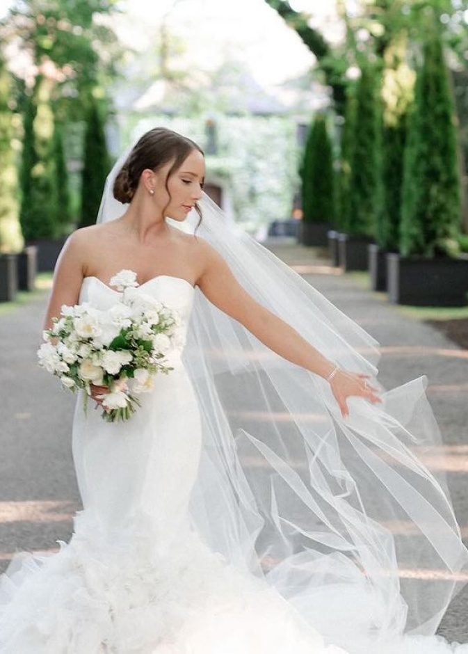 هيلي جايد تتألق بفستان العروس 