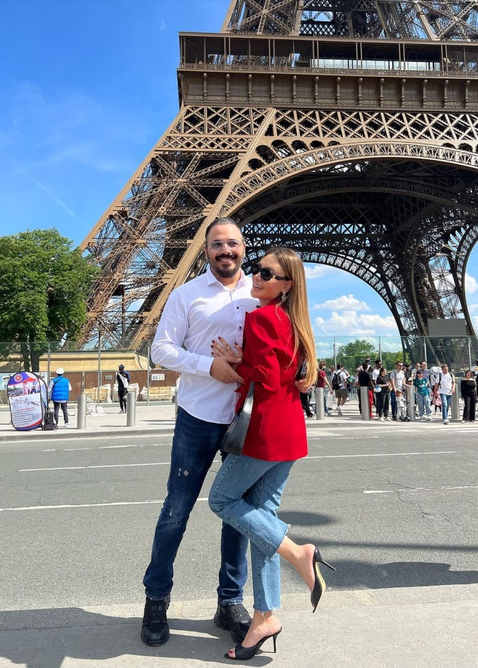 رامي عياش وزوجته أمام برج إيفل في باريس