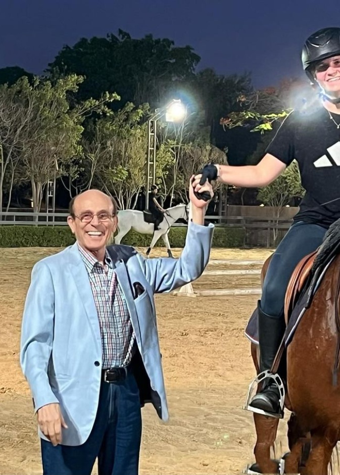 محمد صبحي مع حفيدته في تدريبات الفروسية 