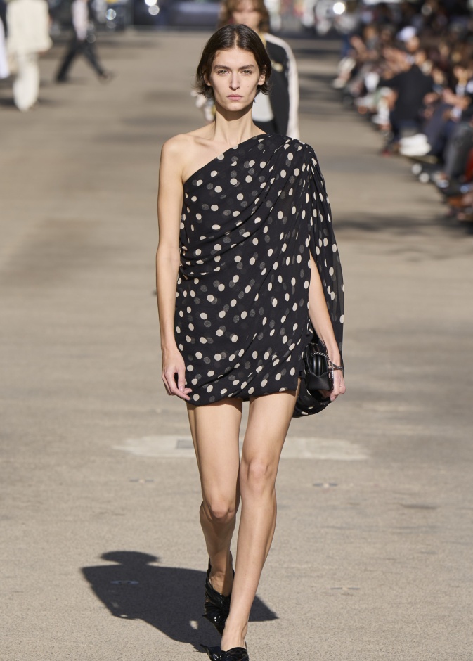 نقشة البولكا دوت على الفساتين قطع أساسية في الصيف