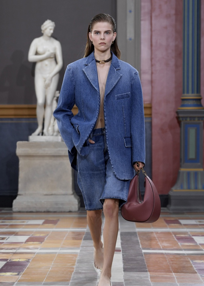 موضة الشورت الجينز بقصاتها الحيوية عنوان الأناقة الشبابية