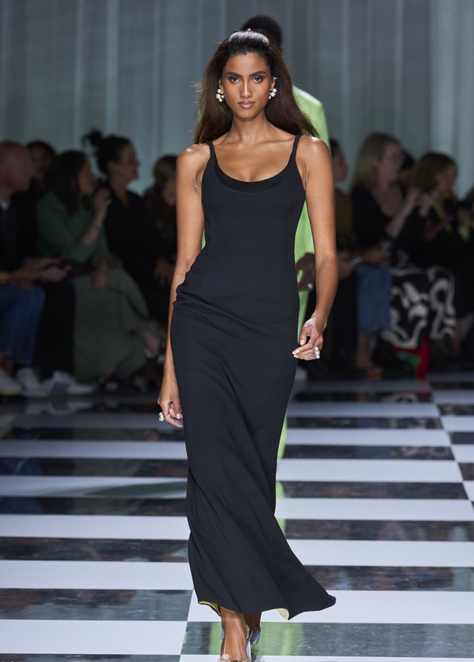 إن مللتِ أسود الشتاء الكئيب تعرّفي على أسود الصيف العصري والجذاب!