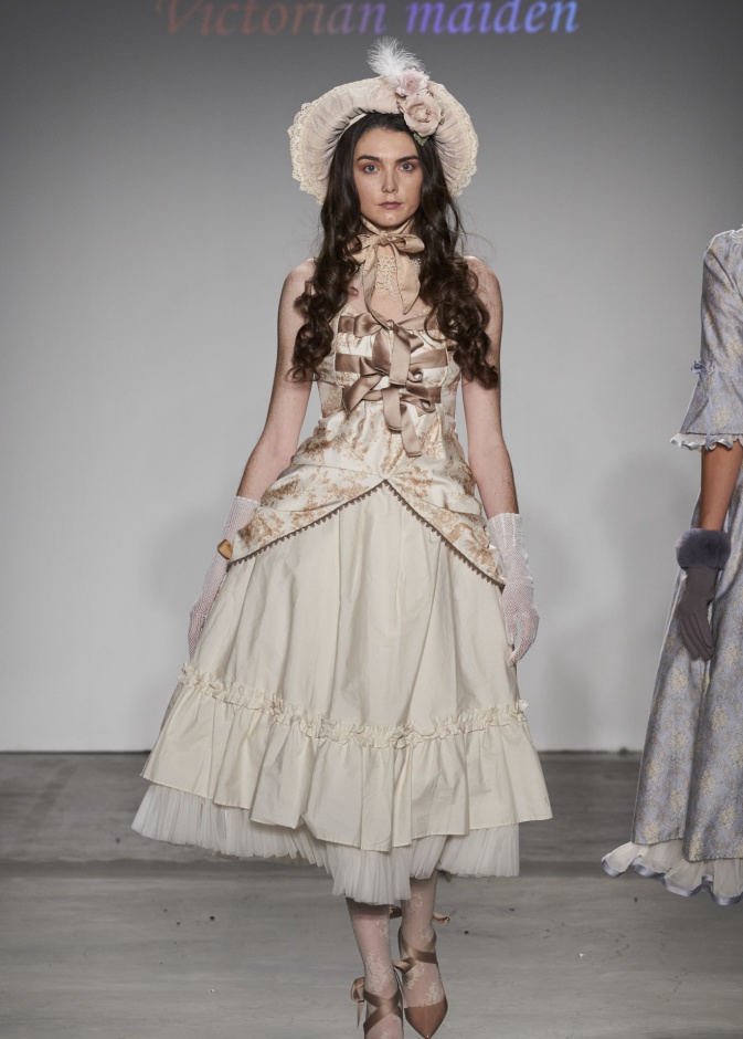 فساتين العصر الفيكتوري في القرن الثامن عشر اتسمت بالإحتشام وتميزت بالكورسيهات!
