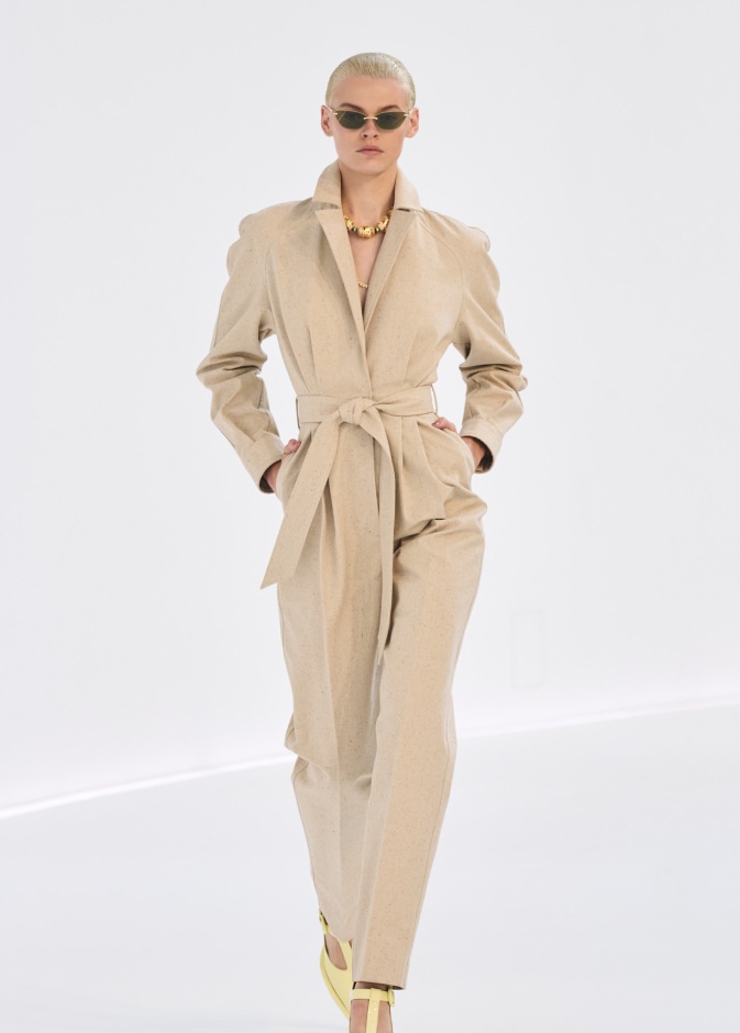 صيحة الجمبسوت البيج تضفي أناقة ساحرة على إطلالاتك اليومية