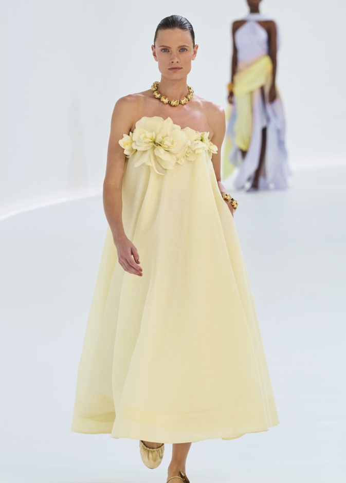 فستان أصفر لإطلالة كلّها حيوية في ربيع وصيف 2024