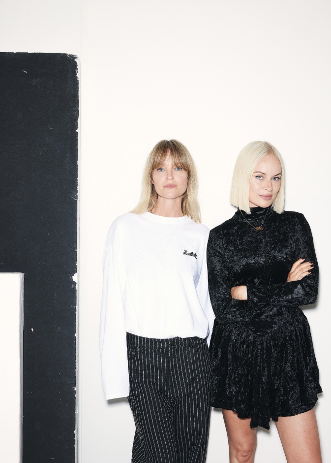 المصممتان والمؤثرتان في عالم الموضة "جانيت مادسن" Jeanette Madsen و"ثورا فالديمارسدوتير" Thora Valdimars 