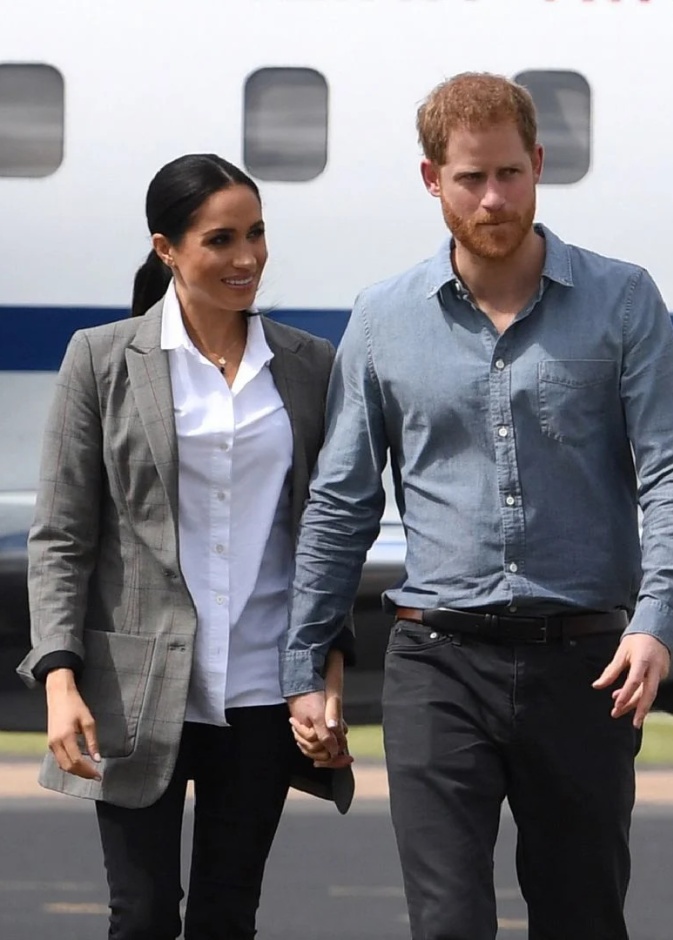 بعد لقاء سري في مطار هيثرو.. هاري وميغان يصلان نيجيريا