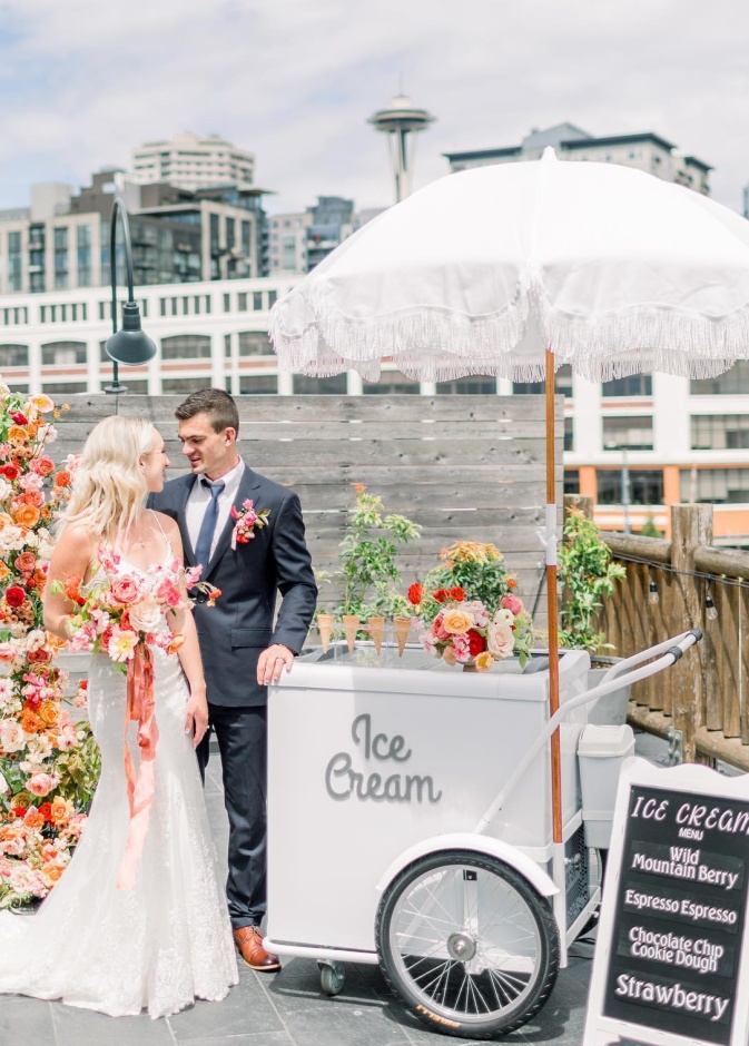 فكري جديا في إضافة بار الأيس كريم لحفل زفافك