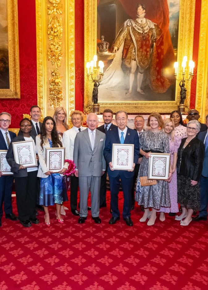 الملك تشارلز يشارك النجوم في توزيع جوائز King's Foundation