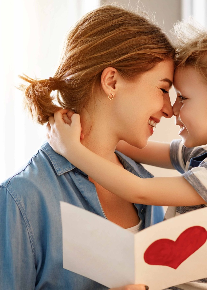 أول خطوة في بناء ثقة طفلك بنفسه هي حبك واحتضانك له
