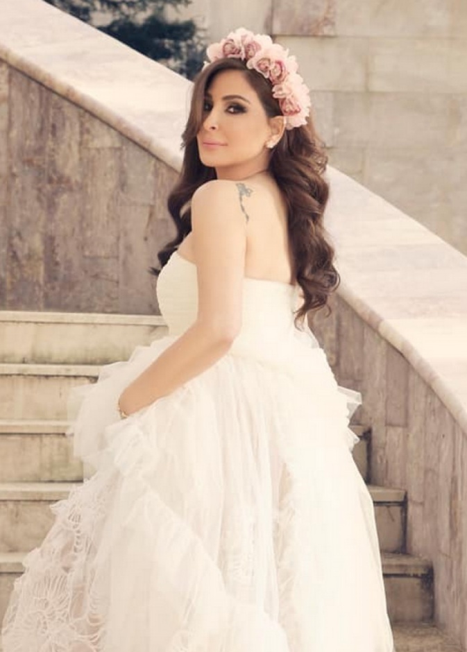 إليسا بإطلالة عرائسية بالفستان الابيض