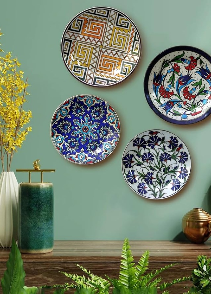 الأطباق الخزفية، هي العناصر المثالية لجدران المنزل ذو الأسلوب الكلاسيكي