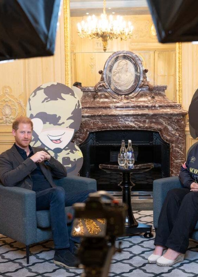 الأمير هاري المفجع بوفاة الأميرة ديانا أثناء مواساة أرملة الحرب