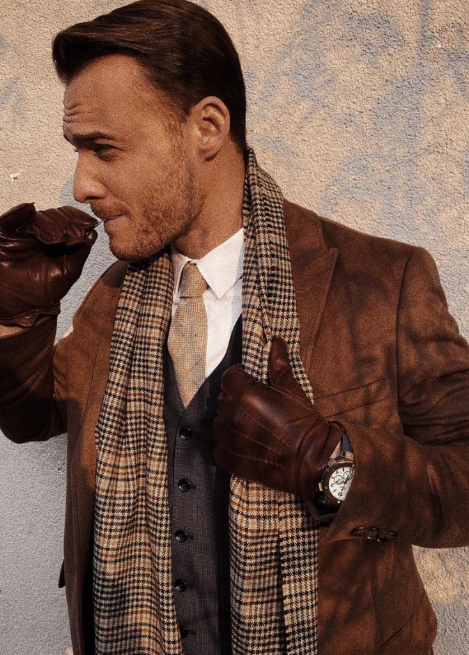 النجم التركي كرم بورسين 