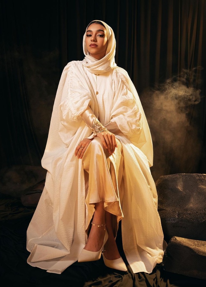 زينة عماد بعباية من علامة أباديا من تصوير عبدالله المشرف