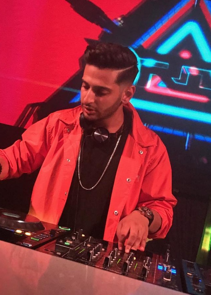 فنان الدي جي العالمي RDJ في ذا وير هاوس