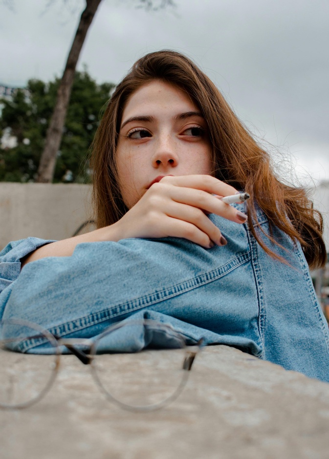 لا ترموا بأنفسكم إلى التهلكة: تحذيراتٌ ونصائح للشباب للإقلاع عن التدخين