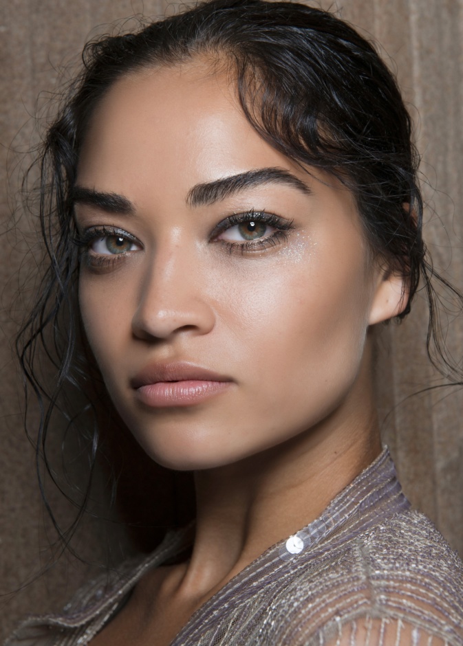 التقشير الكريستالي أو الكيميائي..أيهما أفضل لبشرة نضرة وشبابية في عيد الأضحى 2024 