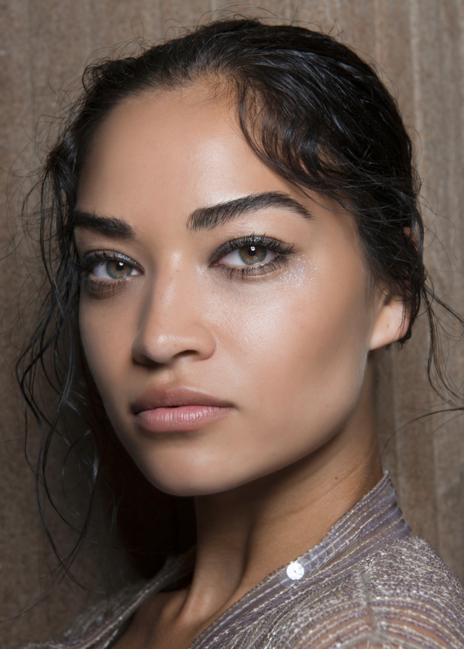 ما هي أهم الحلول الجمالية من أجل تكثيف الحواجب الرفيعة؟