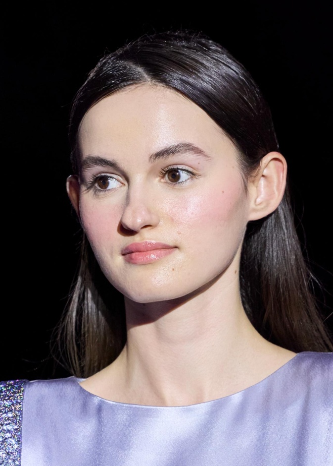 إطلالتك مشرقة في عيد الاضحى بعد عمل مكياج طبيعي باستخدام منتجات العناية بالبشرة