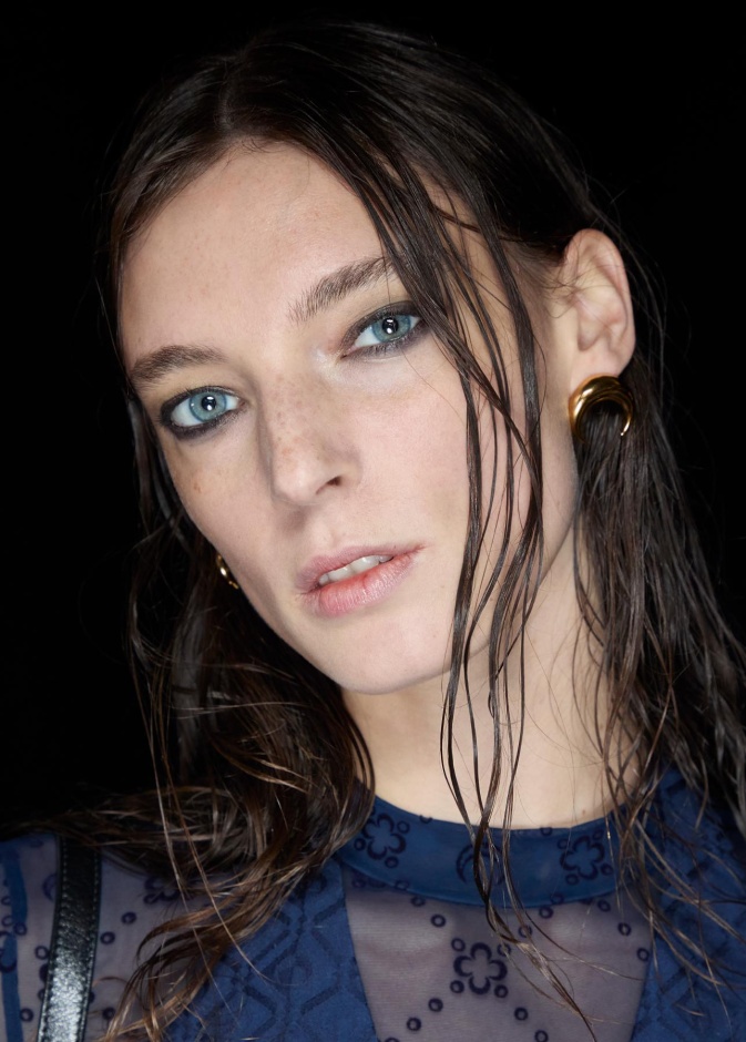 استعيدي نضارة بشرتك وحيويتها من دون تقنيات تجميلية بهذا المركب