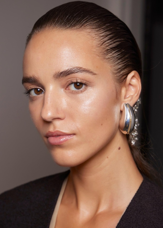 بشرتك متألقة وخالية من البقع الداكنة بعد إتباعك أحد الحلول المثالية المقدمة والمناسبة لنوع بشرتك