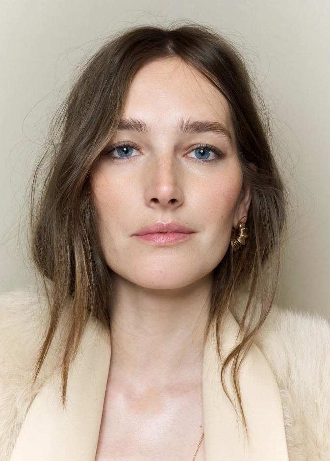 5 أخطاء شائعة تدمر روتين العناية ببشرتكِ في السفر... احذريها