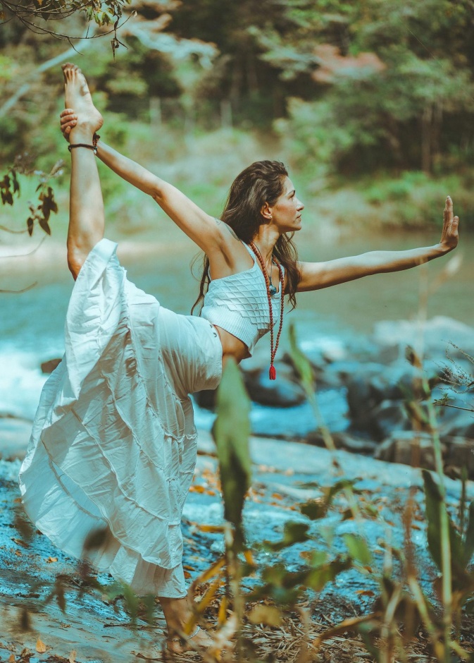 لا تترددي في ممارسة حركات اليوغا البسيطة كأسلوب حياة لتجدد نشاطك وتُحسّن صحتك وحالتكِ المزاجية بعد عناء السفر