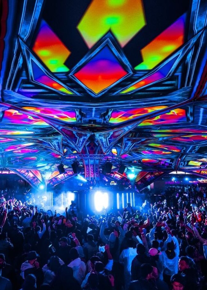 مدل بيست تفوز بجائزة جلوبي الذهبية عن فئة صناع التغيير